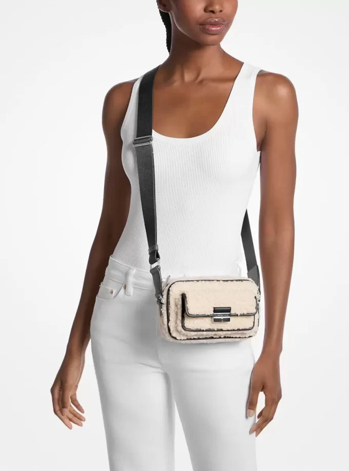 Bradshaw extra malá crossbody kabelka na fotoaparát z imitace ovčí kůže