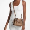 Kabelka Mina s malým řetízkem a převoditelnou crossbody Kabelka Mina s malým řetízkem a převoditelnou crossbody