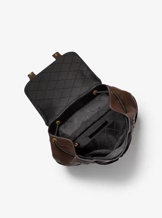 Kožený batoh Colby Medium Logo Embossed s leštěnou povrchovou úpravou Kožený batoh Colby Medium Logo Embossed s leštěnou povrchovou úpravou