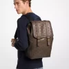 Kožený batoh Colby Medium Logo Embossed s leštěnou povrchovou úpravou Kožený batoh Colby Medium Logo Embossed s leštěnou povrchovou úpravou
