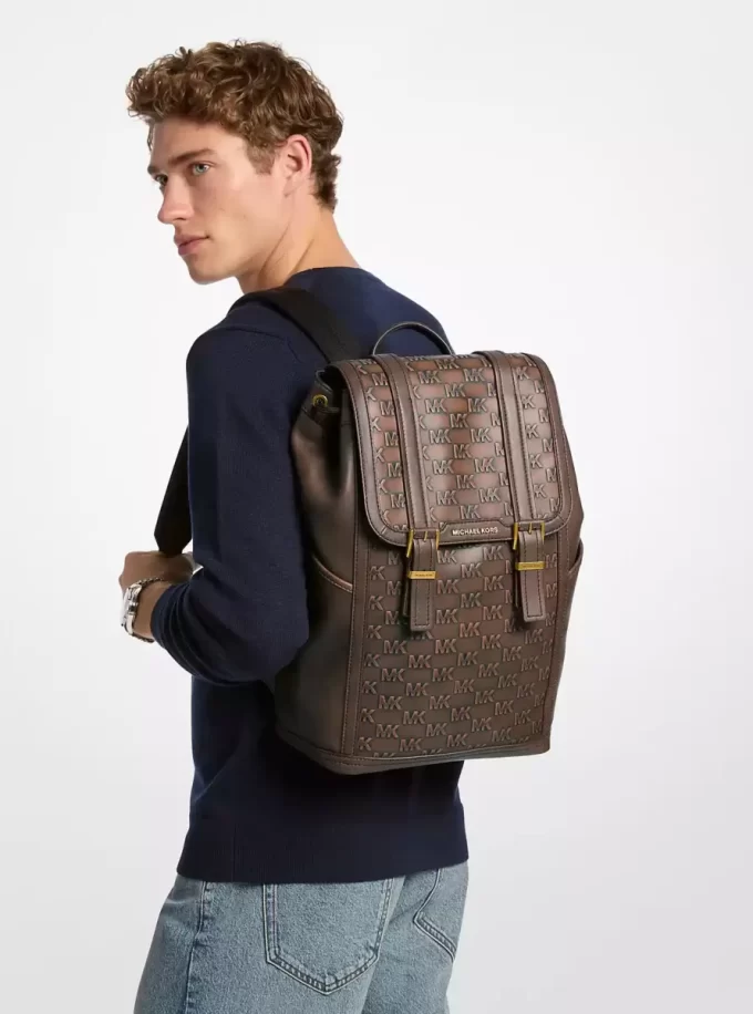 Kožený batoh Colby Medium Logo Embossed s leštěnou povrchovou úpravou Kožený batoh Colby Medium Logo Embossed s leštěnou povrchovou úpravou