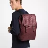 Kožený batoh Colby Medium Logo Embossed s leštěnou povrchovou úpravou Kožený batoh Colby Medium Logo Embossed s leštěnou povrchovou úpravou