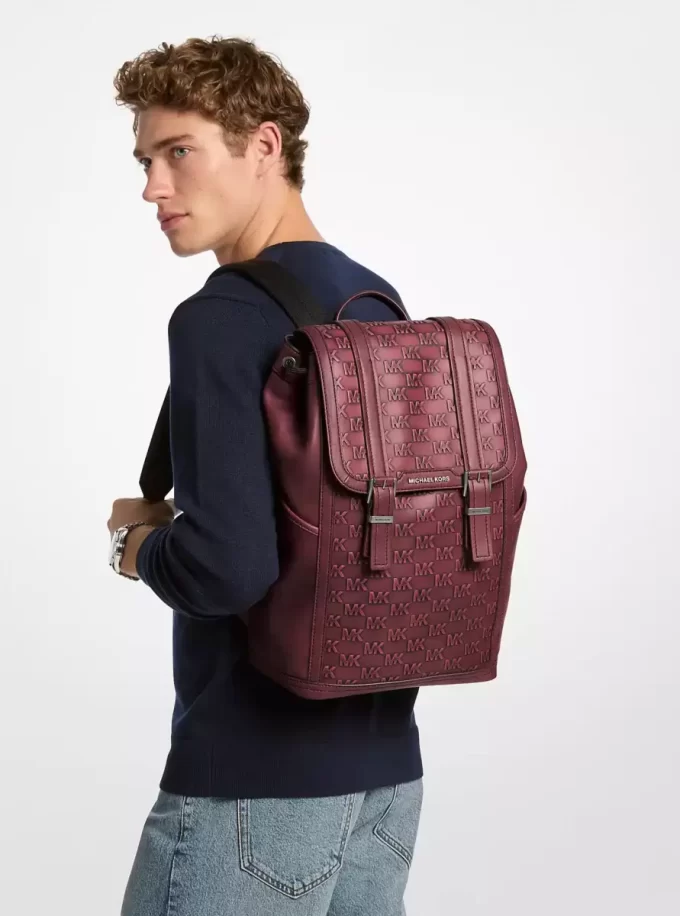 Kožený batoh Colby Medium Logo Embossed s leštěnou povrchovou úpravou Kožený batoh Colby Medium Logo Embossed s leštěnou povrchovou úpravou