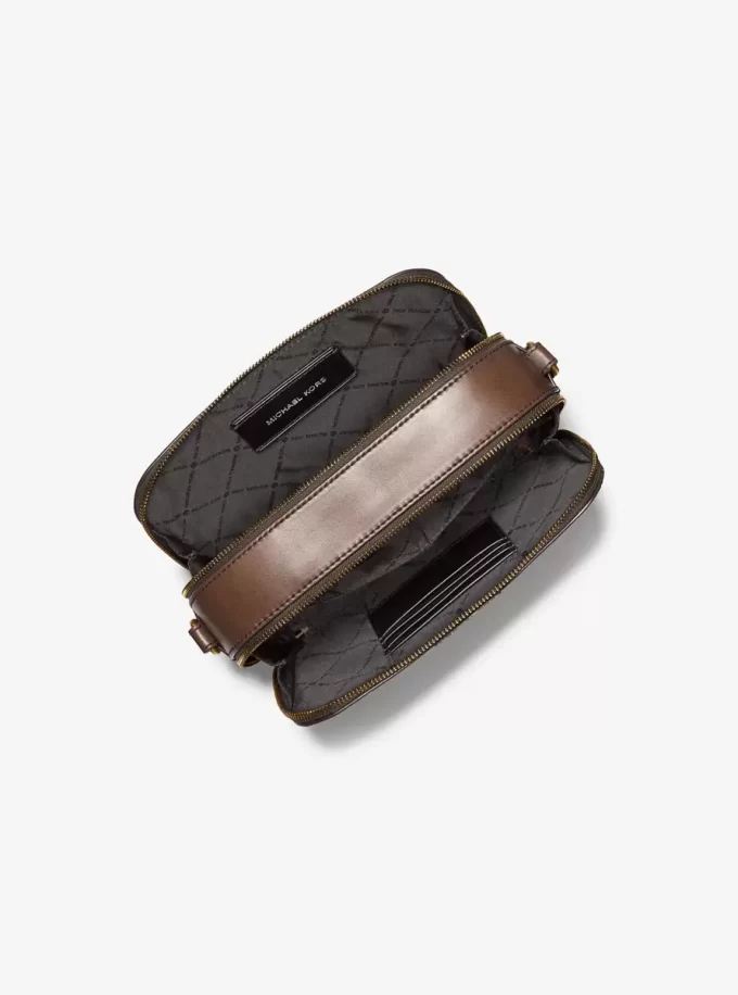 Kožená crossbody kabelka s reliéfním logem Hudson Kožená crossbody kabelka s reliéfním logem Hudson