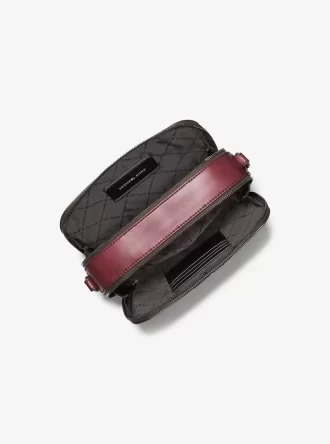 Kožená crossbody kabelka s reliéfním logem Hudson