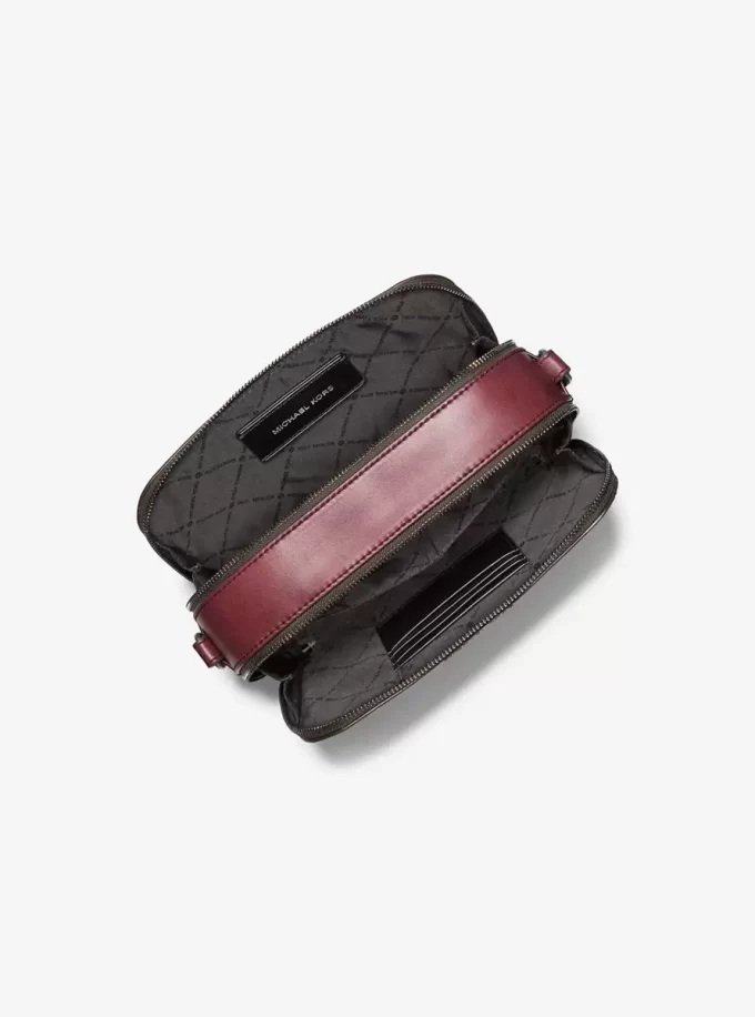Kožená crossbody kabelka s reliéfním logem Hudson