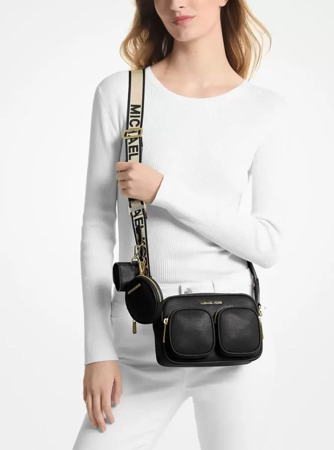 Kožená crossbody taška Jet Set střední velikosti s pouzdrem pro Apple Airpods Pro® Kožená crossbody taška Jet Set střední velikosti s pouzdrem pro Apple Airpods Pro®