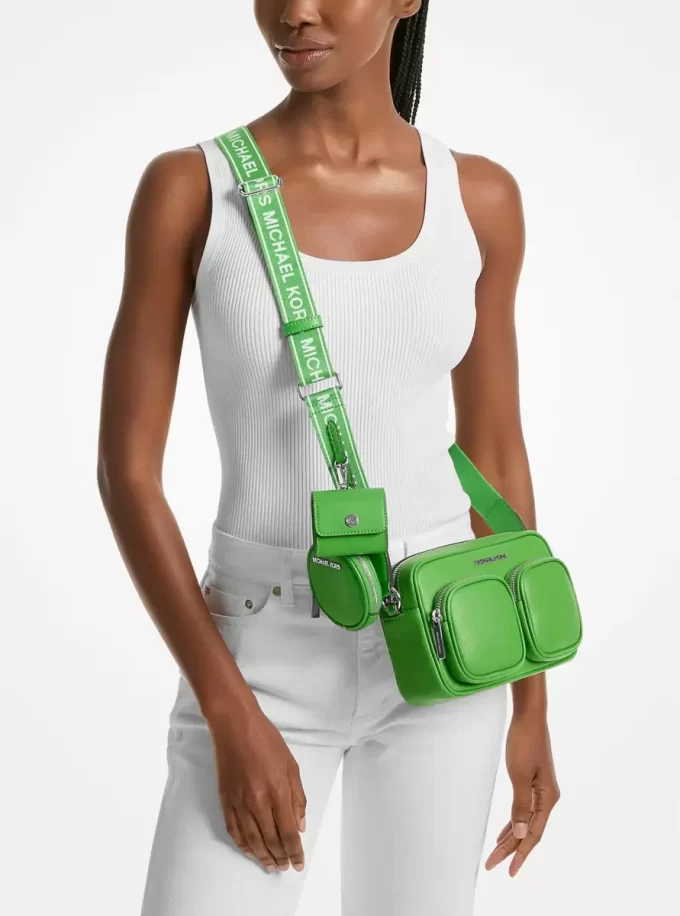 Kožená crossbody taška Jet Set střední velikosti s pouzdrem pro Apple Airpods Pro® Kožená crossbody taška Jet Set střední velikosti s pouzdrem pro Apple Airpods Pro®