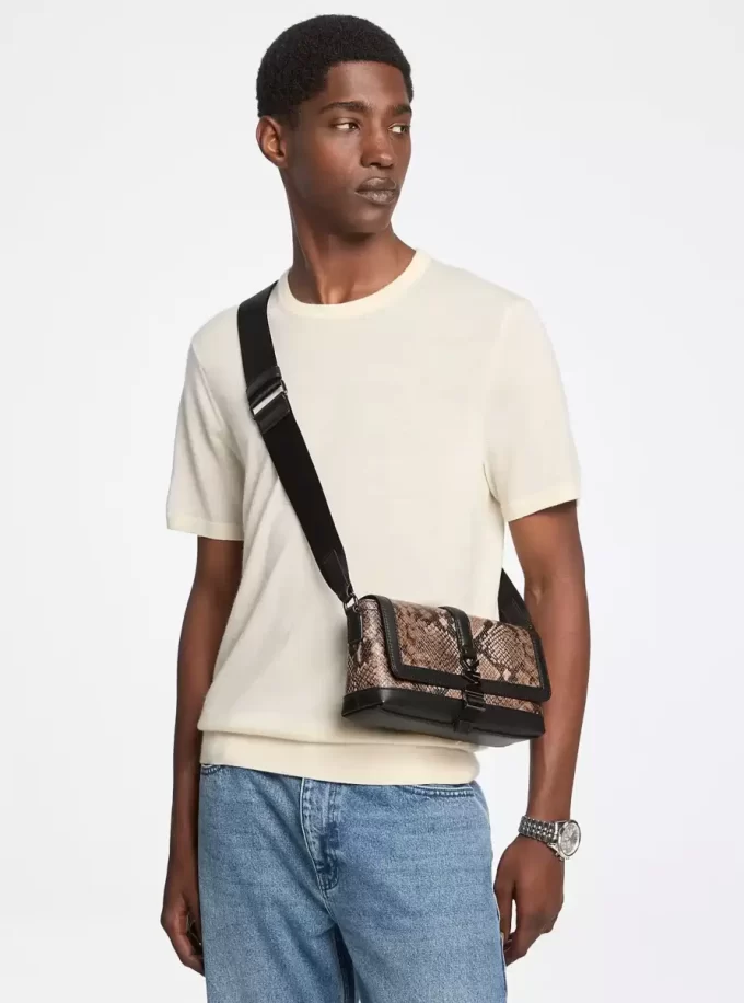 Malá crossbody kabelka Cyrus s reliéfním hadím vzorem