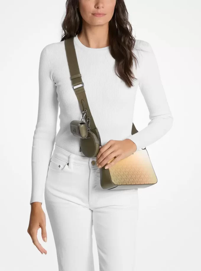 Malá crossbody kabelka Jet Set s ombré podpisovým logem a pouzdrem pro Apple Airpods Pro® Malá crossbody kabelka Jet Set s ombré podpisovým logem a pouzdrem pro Apple Airpods Pro®