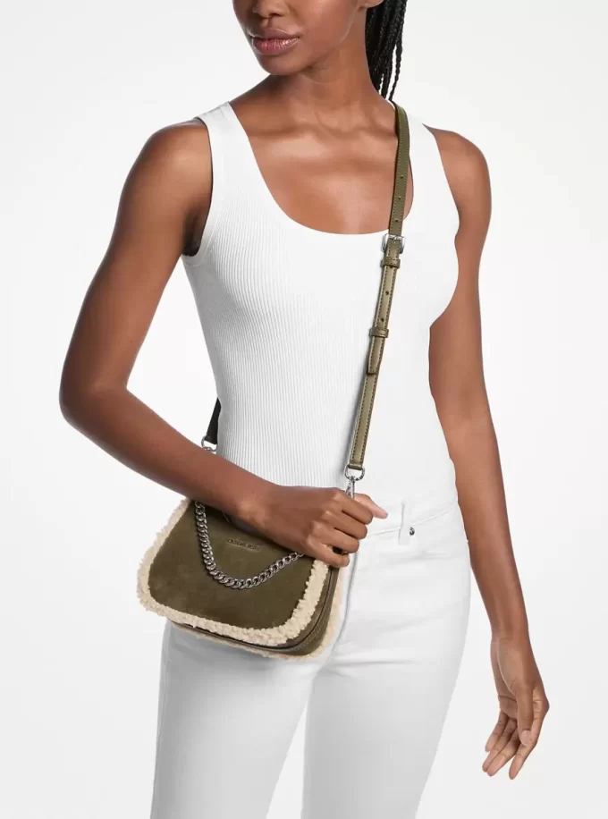 Malá překlápěcí crossbody kabelka Jet Set ze semiše a imitace ovčí kůže Malá překlápěcí crossbody kabelka Jet Set ze semiše a imitace ovčí kůže