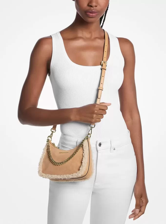 Malá překlápěcí crossbody kabelka Jet Set ze semiše a imitace ovčí kůže Malá překlápěcí crossbody kabelka Jet Set ze semiše a imitace ovčí kůže