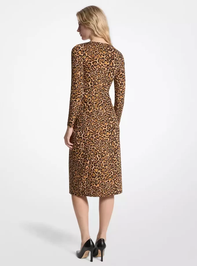 Matné žerzejové šaty s leopardím potiskem a nabíranými rukávy