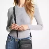 Střední cestovní crossbody kabelka s logem Jet Set Střední cestovní crossbody kabelka s logem Jet Set