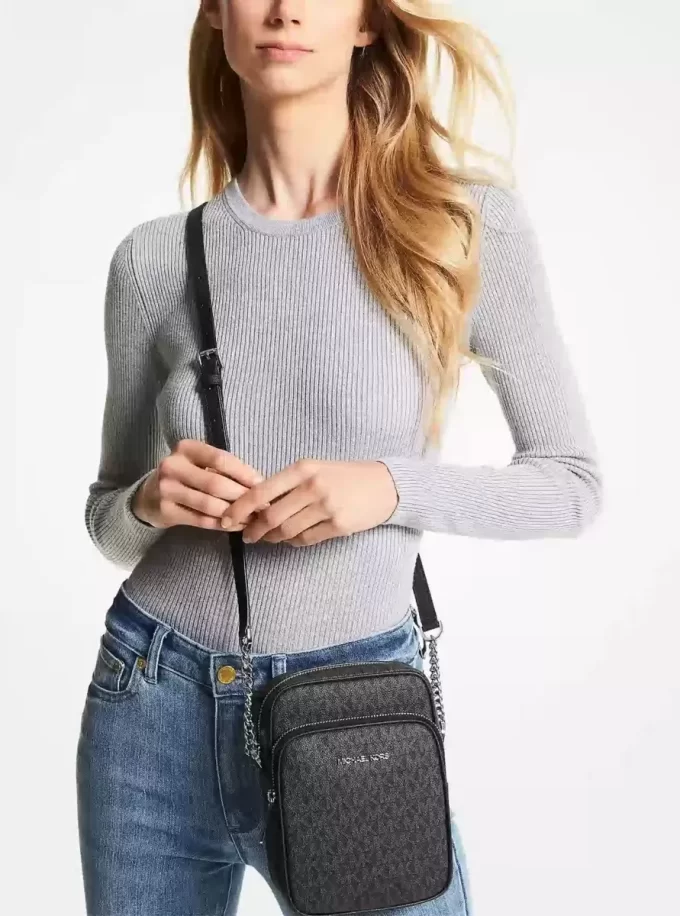 Střední cestovní crossbody kabelka s logem Jet Set Střední cestovní crossbody kabelka s logem Jet Set
