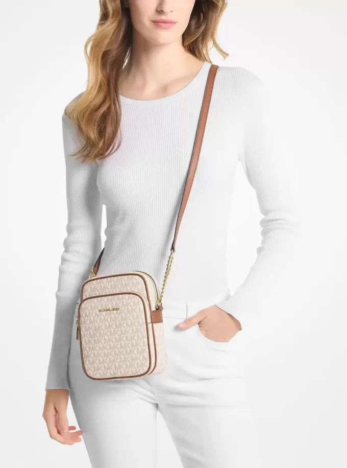 Střední cestovní crossbody kabelka s logem Jet Set Střední cestovní crossbody kabelka s logem Jet Set