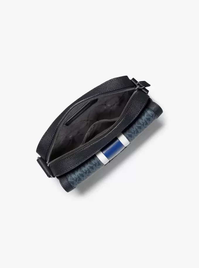 Střední crossbody kabelka Cooper Signature s logem a pruhy pro fotoaparát Střední crossbody kabelka Cooper Signature s logem a pruhy pro fotoaparát