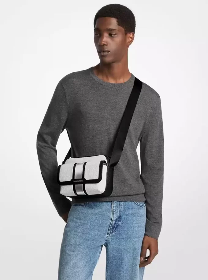 Střední crossbody kabelka Cooper Signature s logem a pruhy pro fotoaparát Střední crossbody kabelka Cooper Signature s logem a pruhy pro fotoaparát