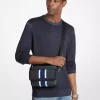 Střední crossbody kabelka Cooper Signature s logem a pruhy pro fotoaparát Střední crossbody kabelka Cooper Signature s logem a pruhy pro fotoaparát