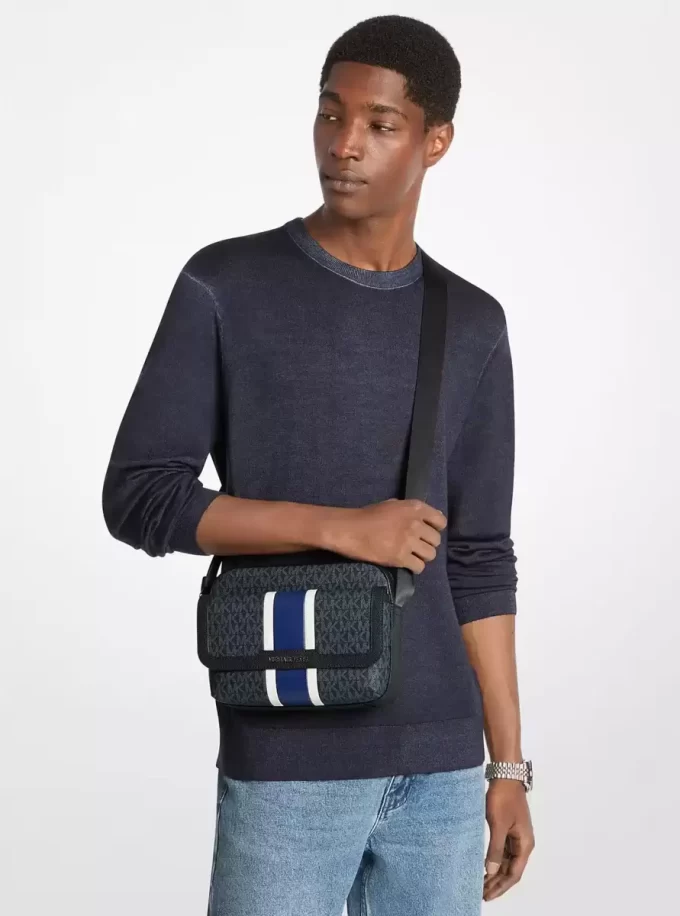 Střední crossbody kabelka Cooper Signature s logem a pruhy pro fotoaparát Střední crossbody kabelka Cooper Signature s logem a pruhy pro fotoaparát