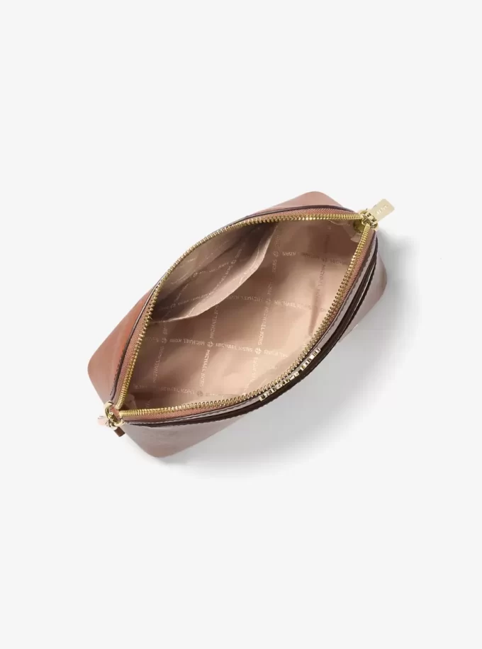 Střední crossbody kabelka Jet Set Travel s kopulí Střední crossbody kabelka Jet Set Travel s kopulí