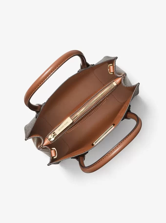 Střední crossbody kabelka Mercer s logem a koženým harmonikovým vzorem Střední crossbody kabelka Mercer s logem a koženým harmonikovým vzorem
