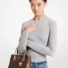 Střední crossbody kabelka Mercer s logem a koženým harmonikovým vzorem Střední crossbody kabelka Mercer s logem a koženým harmonikovým vzorem