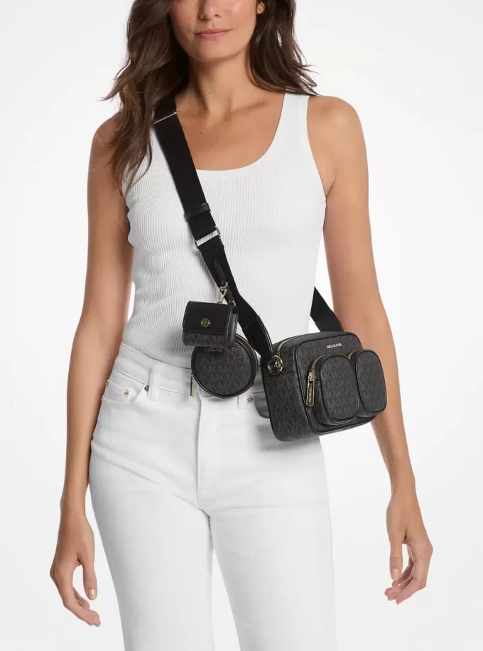 Střední crossbody taška Jet Set Signature Logo s pouzdrem pro Apple Airpods Pro® Střední crossbody taška Jet Set Signature Logo s pouzdrem pro Apple Airpods Pro®
