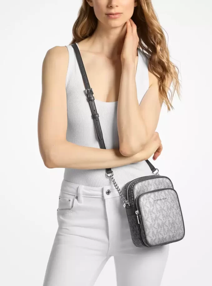 Střední metalická crossbody kabelka Jet Set s logem Signature Střední metalická crossbody kabelka Jet Set s logem Signature