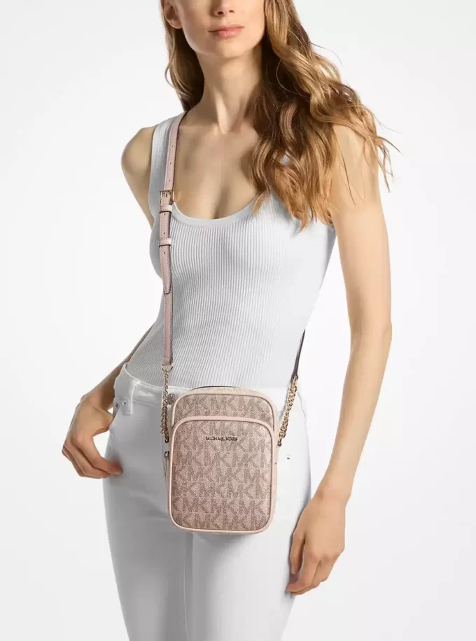 Střední metalická crossbody kabelka Jet Set s logem Signature Střední metalická crossbody kabelka Jet Set s logem Signature