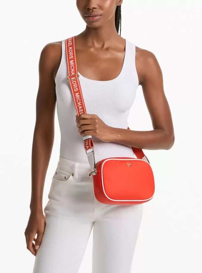 Střední nylonová crossbody taška na fotoaparát Jet Set Střední nylonová crossbody taška na fotoaparát Jet Set