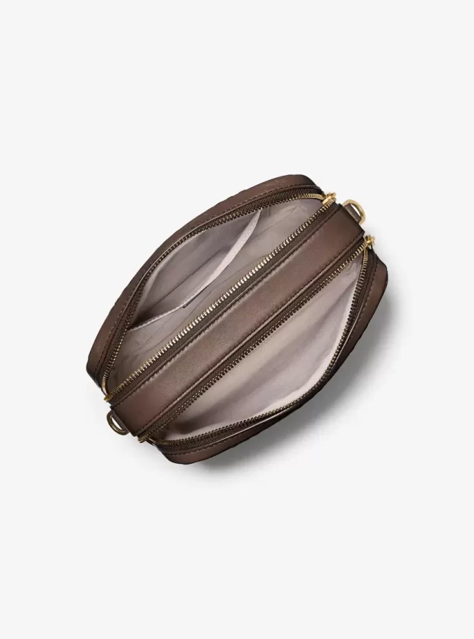 Středně velká crossbody kabelka Bryant s reliéfním logem a leštěnou koženou podšívkou Středně velká crossbody kabelka Bryant s reliéfním logem a leštěnou koženou podšívkou