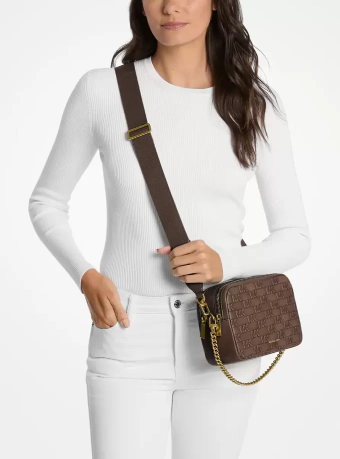 Středně velká crossbody kabelka Bryant s reliéfním logem a leštěnou koženou podšívkou Středně velká crossbody kabelka Bryant s reliéfním logem a leštěnou koženou podšívkou