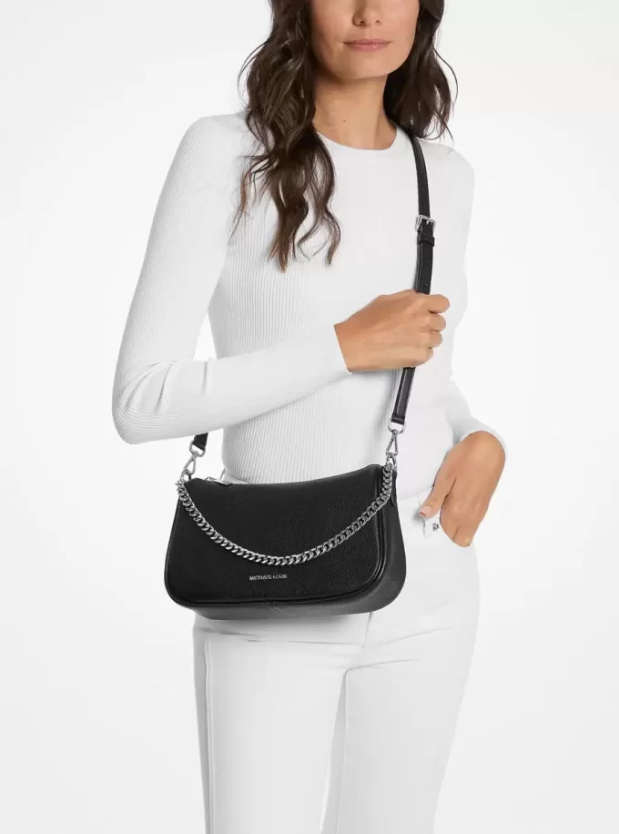Středně velká kožená crossbody kabelka Carmela Pebbled Středně velká kožená crossbody kabelka Carmela Pebbled