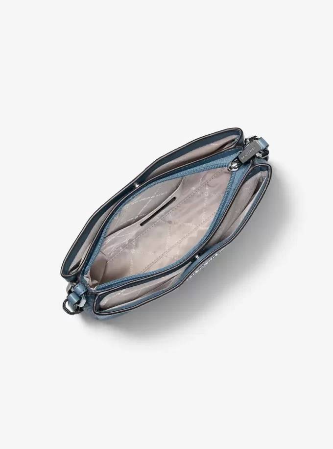 Středně velká kožená crossbody kabelka Trisha Pebbled Středně velká kožená crossbody kabelka Trisha Pebbled