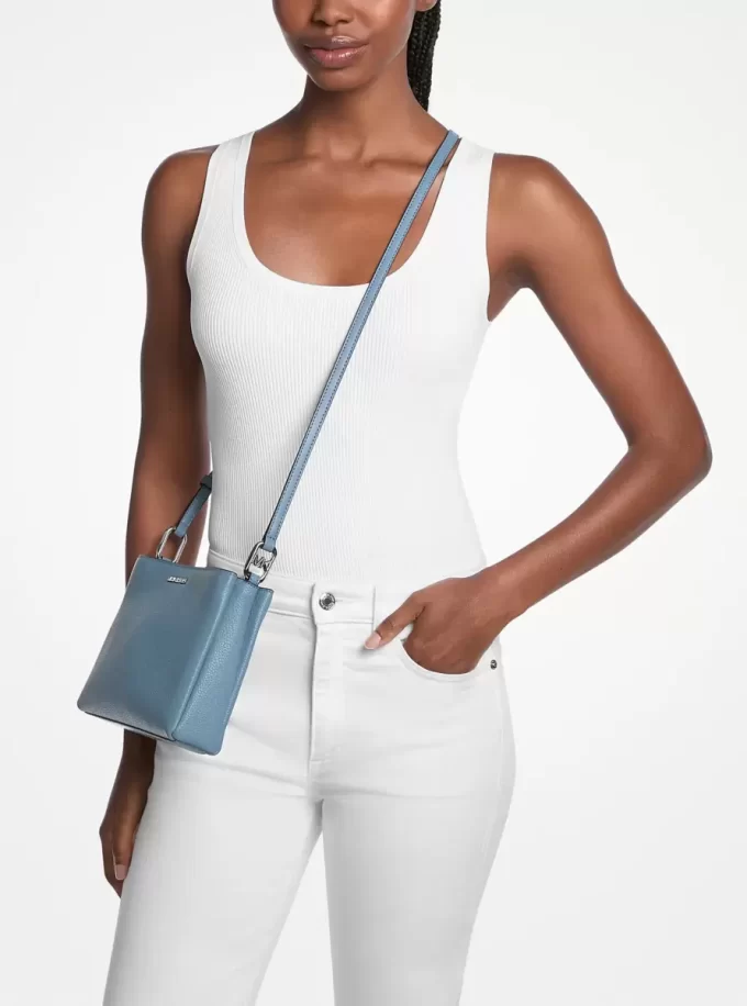 Středně velká kožená crossbody kabelka Trisha Pebbled Středně velká kožená crossbody kabelka Trisha Pebbled