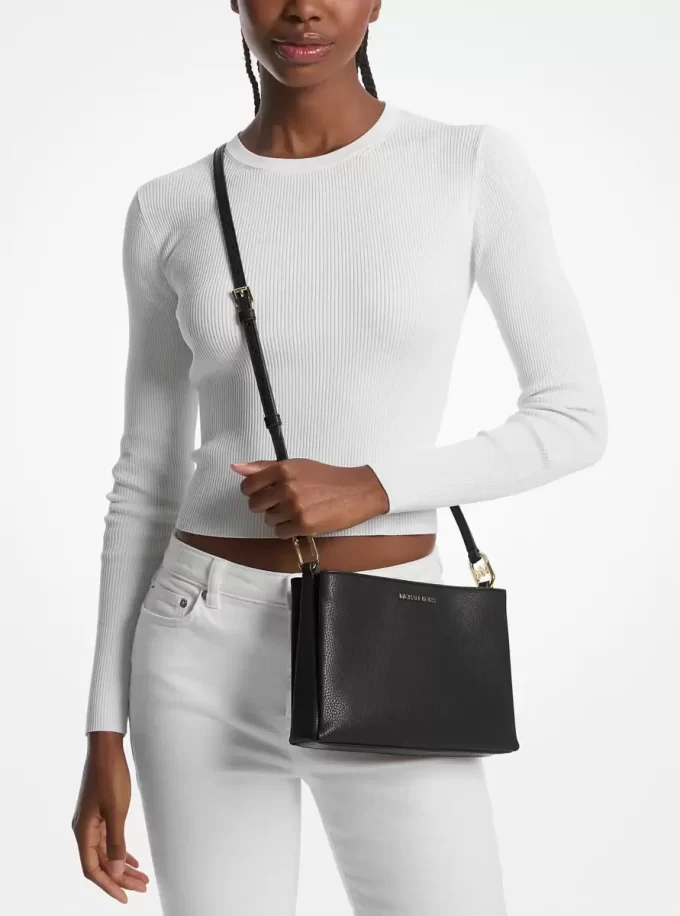 Středně velká kožená crossbody kabelka Trisha Pebbled Středně velká kožená crossbody kabelka Trisha Pebbled