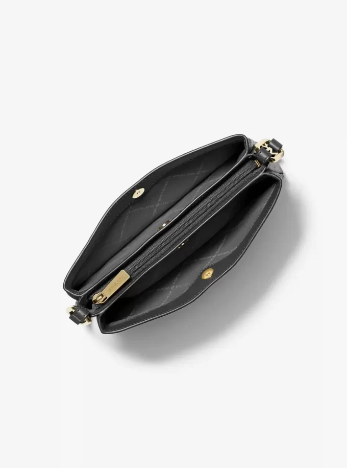 Středně velká kožená crossbody kabelka Trisha Pebbled Středně velká kožená crossbody kabelka Trisha Pebbled