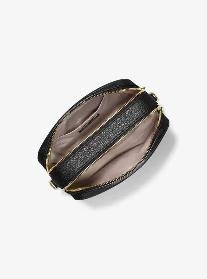 Středně velká kožená crossbody taška Bryant Pebbled Středně velká kožená crossbody taška Bryant Pebbled