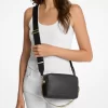 Středně velká kožená crossbody taška Bryant Pebbled Středně velká kožená crossbody taška Bryant Pebbled