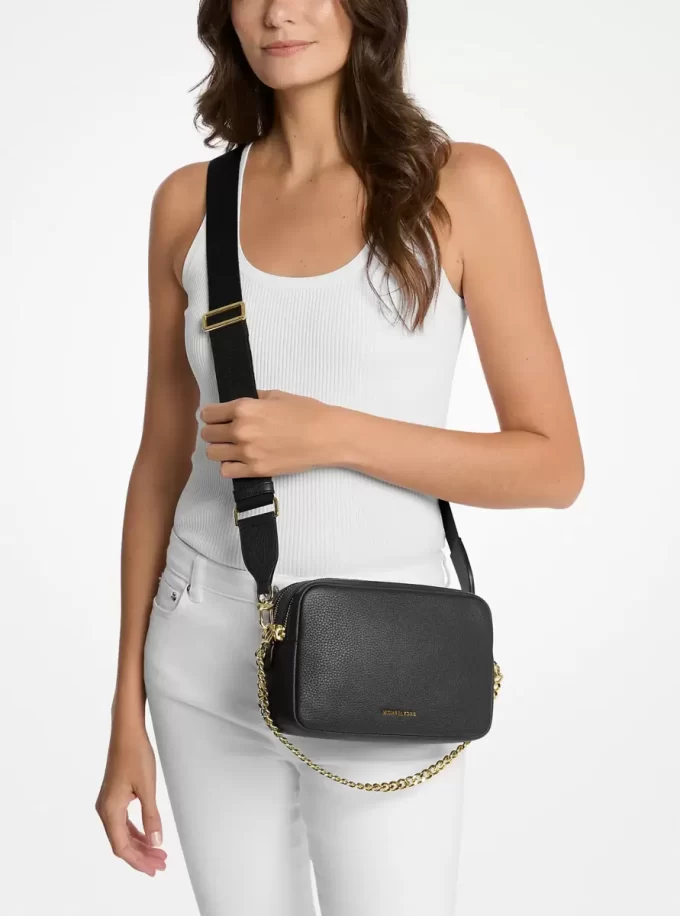 Středně velká kožená crossbody taška Bryant Pebbled Středně velká kožená crossbody taška Bryant Pebbled