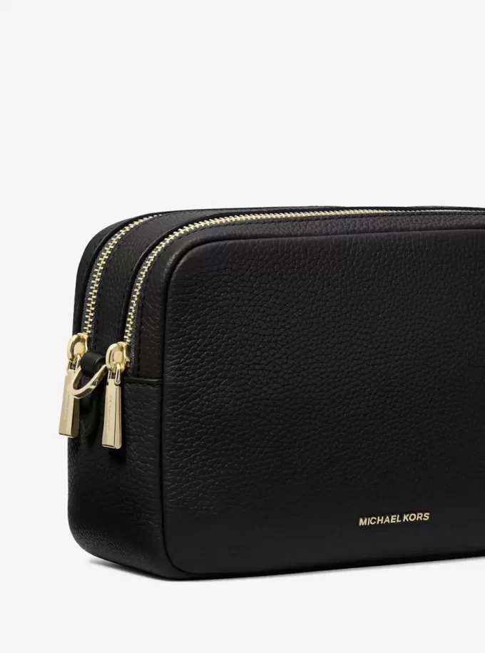 Středně velká kožená crossbody taška Bryant Pebbled Středně velká kožená crossbody taška Bryant Pebbled