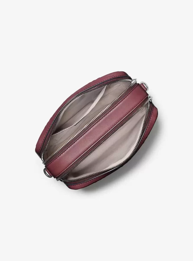 Středně velká leštěná kožená crossbody taška Bryant na fotoaparát Středně velká leštěná kožená crossbody taška Bryant na fotoaparát