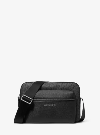 Texturovaná crossbody taška Hudson s logem a podpisem fotoaparátu