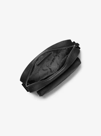 Texturovaná crossbody taška Hudson s logem a podpisem fotoaparátu