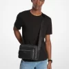 Texturovaná crossbody taška Hudson s logem a podpisem fotoaparátu Texturovaná crossbody taška Hudson s logem a podpisem fotoaparátu