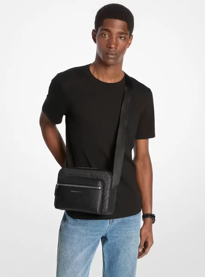 Texturovaná crossbody taška Hudson s logem a podpisem fotoaparátu Texturovaná crossbody taška Hudson s logem a podpisem fotoaparátu