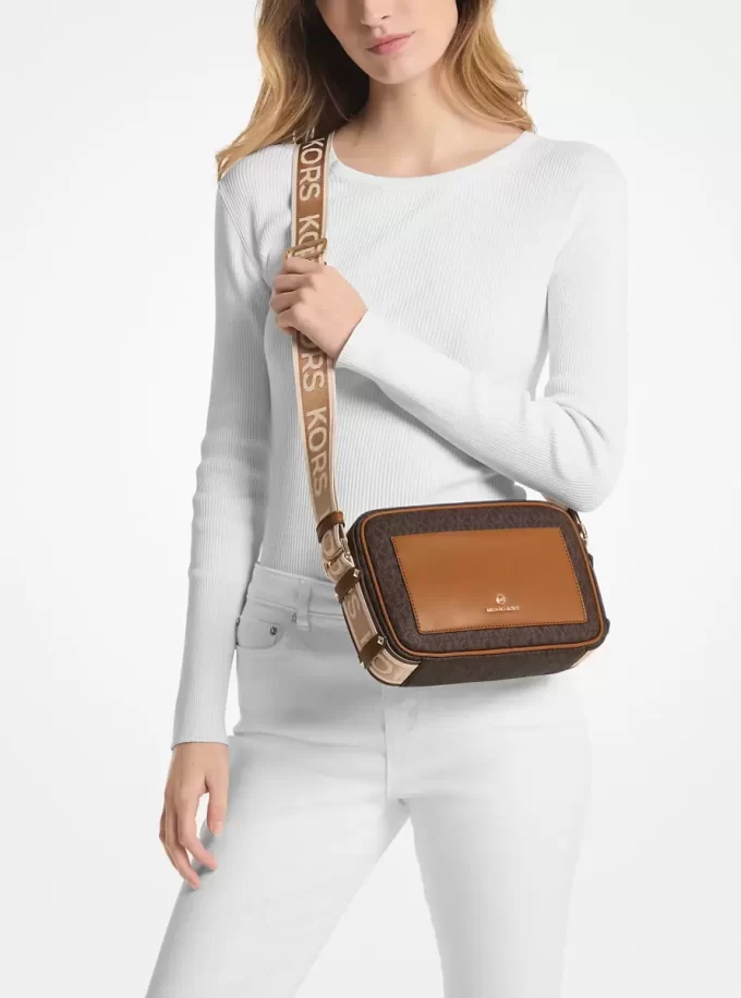 Velká crossbody kabelka Maeve Signature Velká crossbody kabelka Maeve Signature