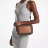 Velká crossbody kabelka Maeve Signature Logo Velká crossbody kabelka Maeve Signature Logo