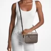Velká metalická crossbody kabelka Jet Set s logem Signature Velká metalická crossbody kabelka Jet Set s logem Signature